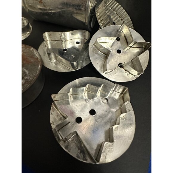 5 cookie cutters + Metal tin with lid For Baking & Decorating - Picture 3 of 7